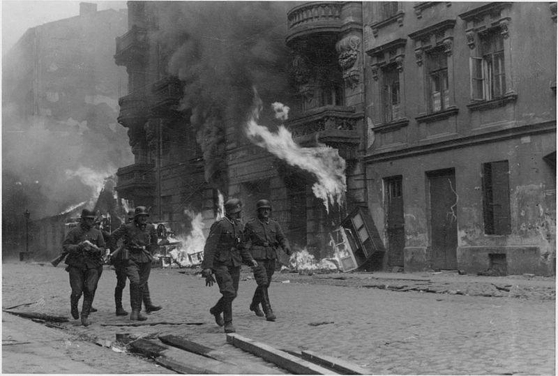 Солдаты СС в Варшавском гетто во время восстания.