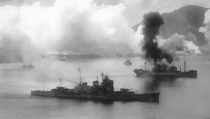 Самолеты ВВС США атакуют японские корабли в гавани Симпсона.