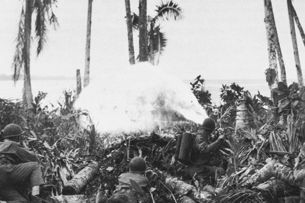 Американцы во время битвы за аэродром в Мунде.