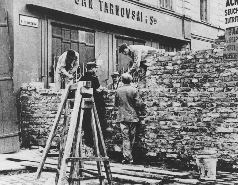 Строительство стены, огораживающей гетто. 1940 г. 