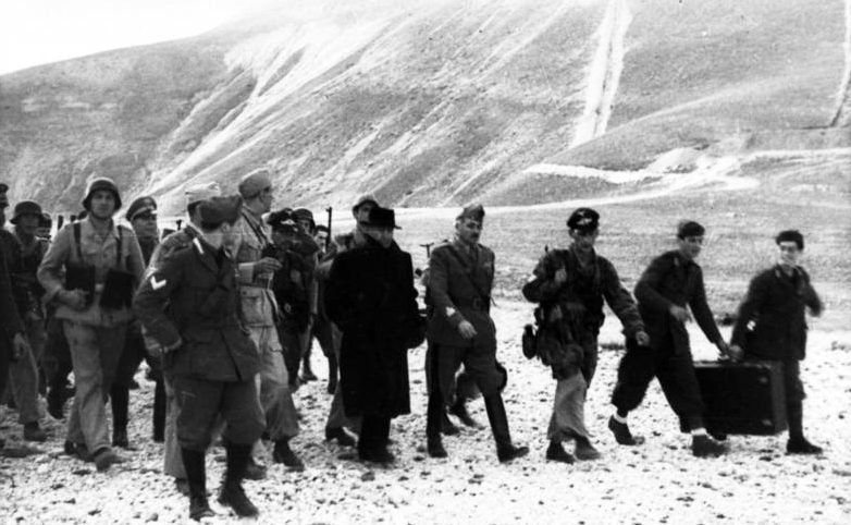 Муссолини и Скорцени на пути из отеля к самолету на плато Гран Сассо. 