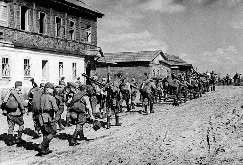 Красная Армия входит в Дорогобуж.