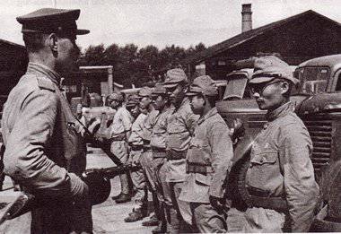 Японские солдаты сдаются в плен.