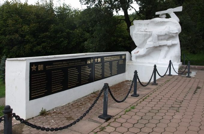 Памятник на братской могиле. 