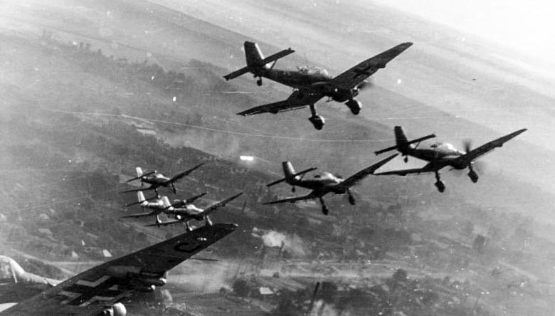 Бомбардировщики Юнкерс Ju 87D в небе Кубани.