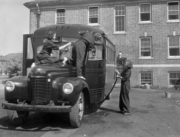 Служащие WRCNS моют автобус на базе Conestoga. Онтарио, июль 1943 г.