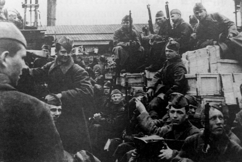 Красноармейцы перед отправкой на фронт на вокзале в Архангельске. 1941 г. 