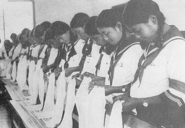 Школьницы за вышиванием сэннинбари –ритуального пояса для военнослужащих. 1940 г. 