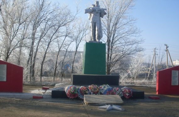 с. Песчаное Лиманского р-на. Памятник, установленный в 1977 году в честь погибших земляков в годы войны.