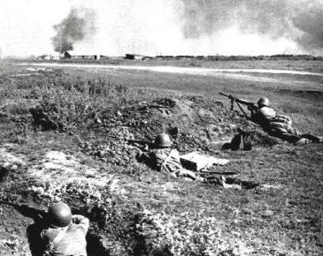 Красноармейцы в обороне на Миус-фронте.