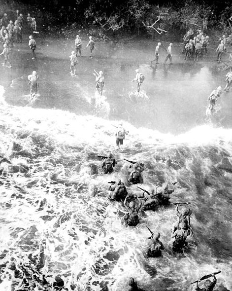 Американские морские пехотинцы высаживаются на пляжи мыса Глостер.