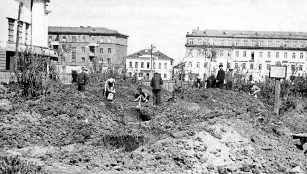 Горожане на строительстве укрытий. 1941 г.