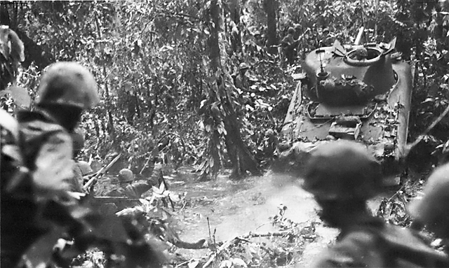 Американские войска переправляются через реку при поддержке танков.