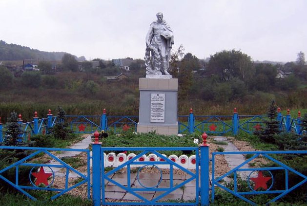 д. Ключевка Новомосковского р-на. Памятник, установленный в 1956 году на братской могиле, в которой похоронено 18 советских воинов, в т.ч. 13 неизвестных, погибших в годы войны.