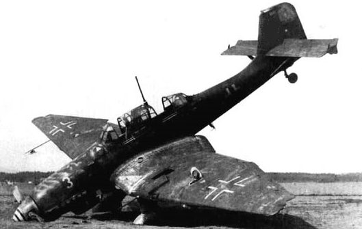 Сбитый немецкий истребитель. 