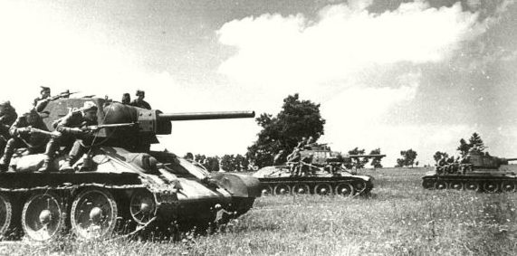 Советские танки под Харьковом.