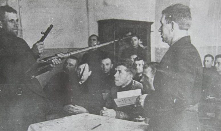 Занятие по всеобщему военному обучению. 1941 г.