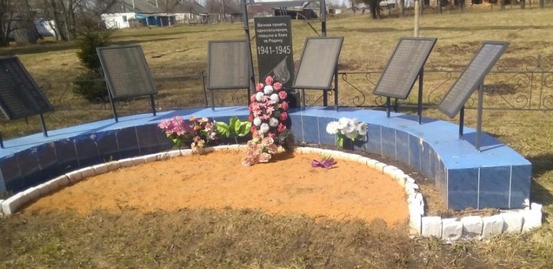 д. Крюковка Тепло-Огаревского р-на. Памятник, установленный в 2000 году, советским воинам, погибшим в годы войны.