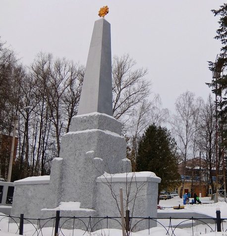 г. Алексин. Памятник по улице Южной, установленный на братской могиле, в которой похоронены советские воины.