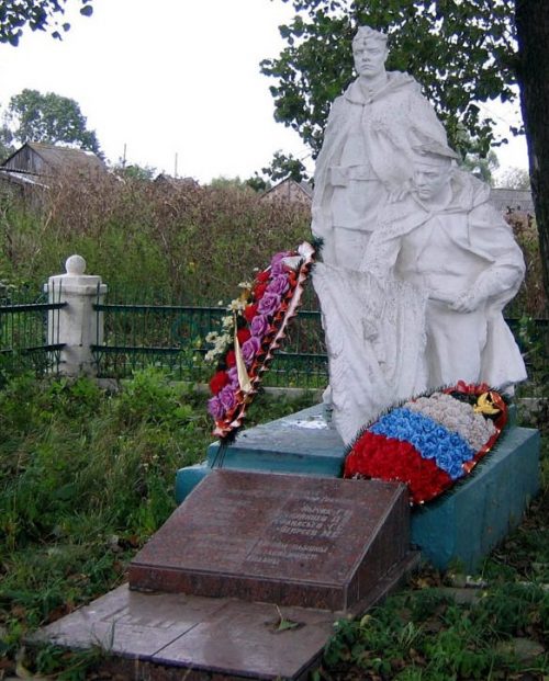 д. Княгинино Новомосковского р-на. Памятник, установленный в 1957 году на братской могиле, в которой похоронено 15 советских воинов, в т.ч. 3 неизвестных, погибших в годы войны.