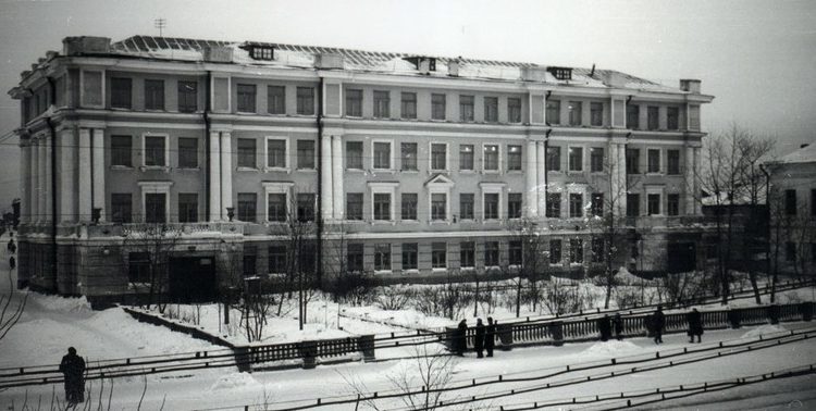 Здание, переоборудованное под госпиталь. 1941 г.