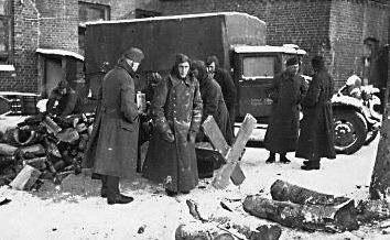 Оккупанты в городе. Декабрь 1941 г.