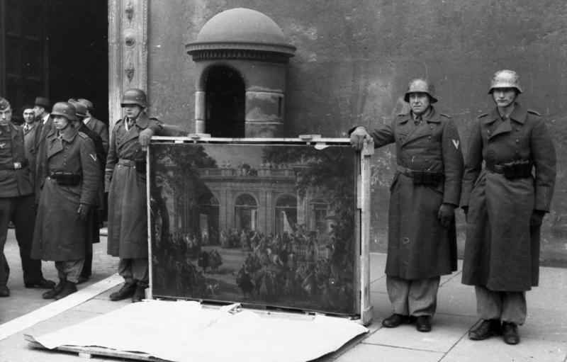 Немецкие солдаты позируют перед Палаццо Венеция в Риме с картиной из Национального музея Италии.