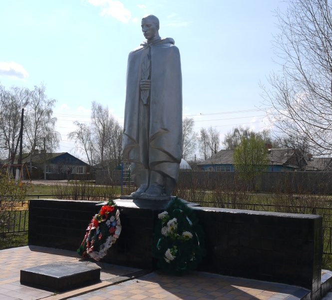 п. Коммунаров Новомосковского р-на. Памятник, установленный на братской могиле, в которой похоронены советские воины, погибшие в годы войны.