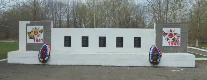 г. Донской. Памятник по улице Белякова, установленный в 1987 году в честь погибших земляков.