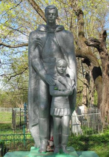 г. Алексин. Памятник, установленный в 1968 году на братской могиле, в которой похоронено 160 советских воинов, в т.ч. 14 неизвестных.