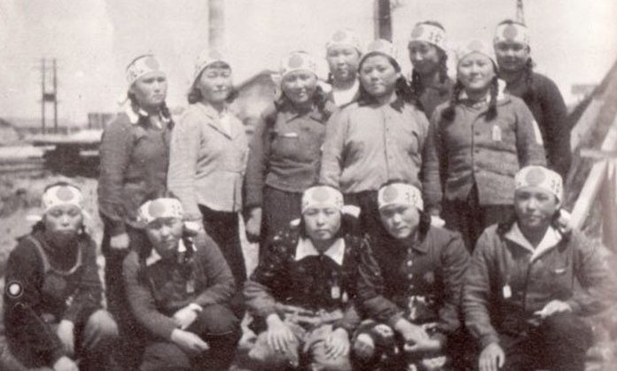 Служащие Женского корпуса в повязках-хатимаки с надписью «божественный ветер». 1941 г.