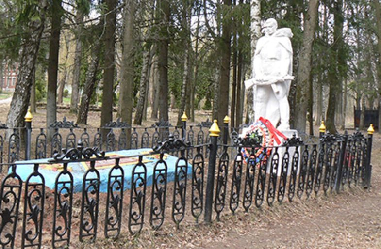г. Алексин. Памятник, установленный на братской могиле в парке Алексинского опытного механического завода. 