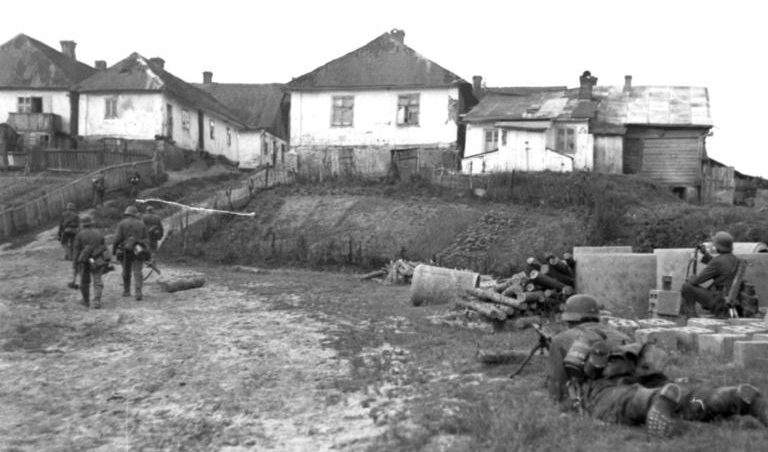 Немецкие войска в пригороде Луцка. Июнь 1941 г.