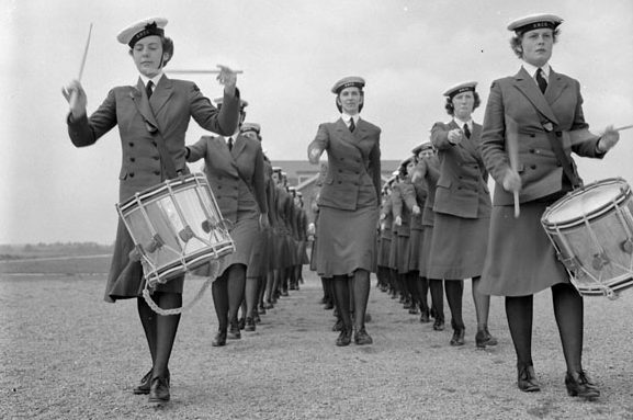 Женщины-барабанщики WRCNS на базе Conestogа. Онтарио, июнь 1944 г.