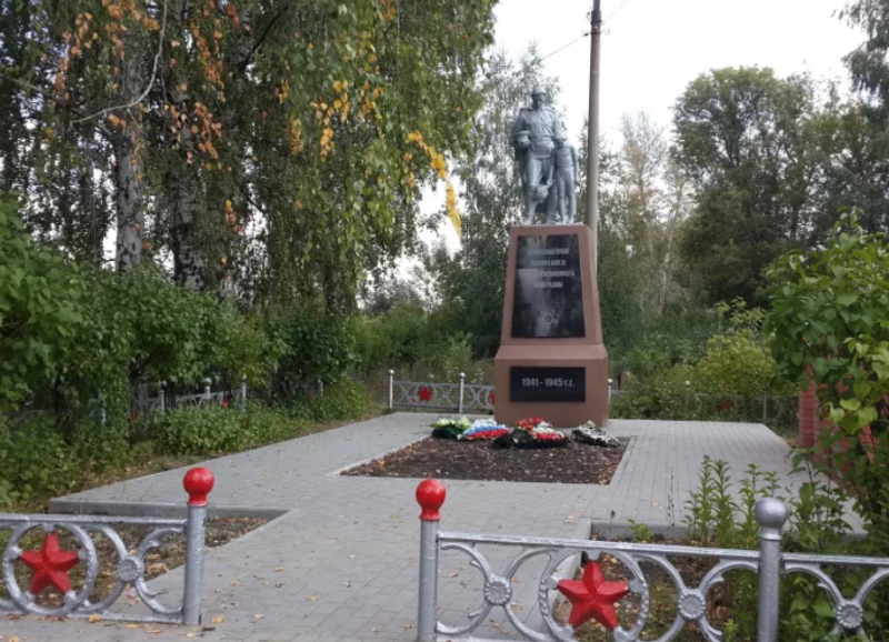 г. Донской пос. Подлесный. Памятник, установленный в 1969 году на братской могиле советских воинов, погибших в годы войны.