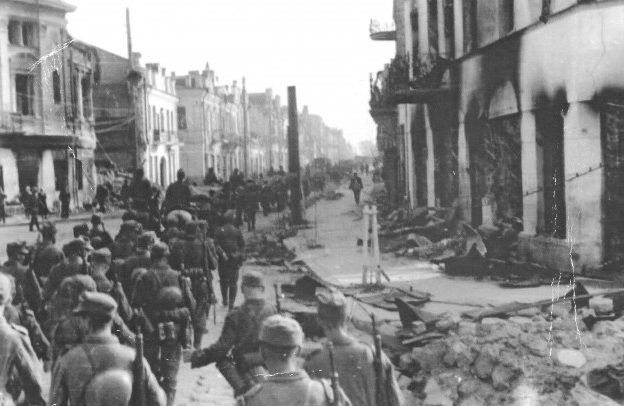 Немцы входят в город. 25 июня 1941 г.