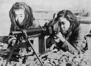 Стрелковая подготовка женщин. 1941 г. 