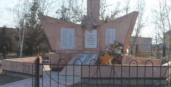 с. Рассвет Наримановского р-на. Памятник по улице советской, установленный в 1989 голу в честь погибших советских воинов в годы войны. 