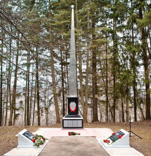 г. Алексин. Мемориал бойцам 340-й стрелковой дивизии, установленный в Петровском парке. Здесь же находятся две братские могилы, в которых захоронено 122 советских воина.