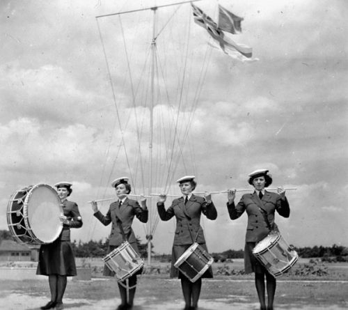 Женщины-барабанщики WRCNS на базе Conestogа. Онтарио, июнь 1944 г.