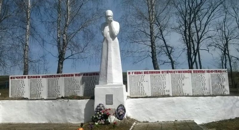 с. Покровское Тепло-Огаревского р-на. Памятник, установленный на братской могиле, в которой похоронено 24 неизвестных советских воина, павших в годы войны.