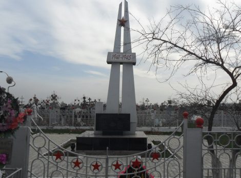 г. Астрахань. Памятник по Керченской улице, установленный на братской могиле, в которой похоронены советские воины. 