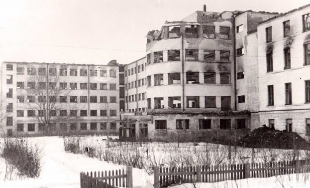 Здание Архангельского лесотехнического института после бомбёжки. 1941 г. 