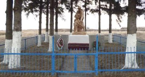 д. Раевка Тепло-Огаревского р-на. Памятник, установленный на братской могиле, в которой похоронены советские воины, павшие в годы войны.