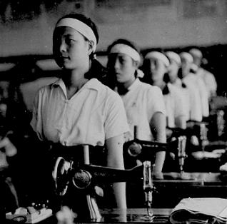 Школьницы в швейном цеху. 1941 г. 