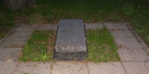 г. Алексин. Памятный камень на братском кладбище итальянских военнопленных. 