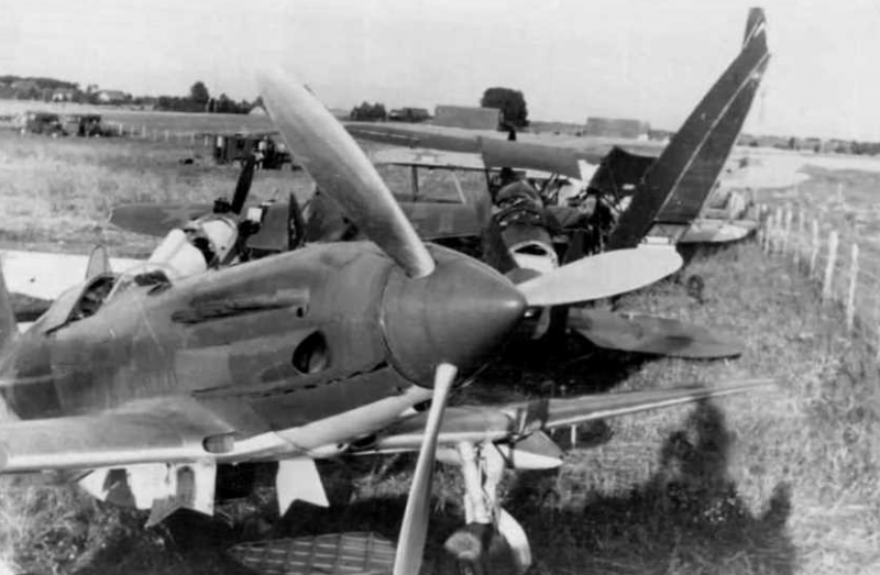 Брошенные советские самолеты на полевом аэродроме под Луцком. Июнь 1941 г.