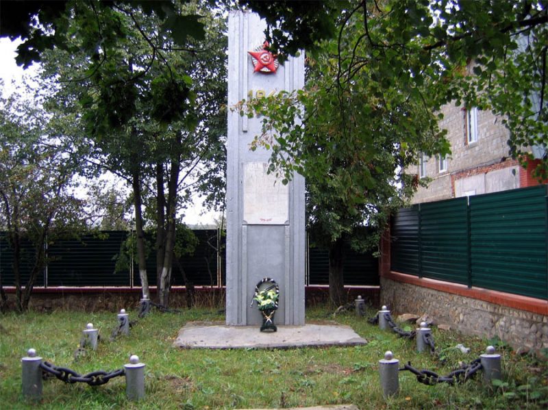 с. Малое Колодезное Новомосковского р-на. Памятник, установленный на братской могиле, в которой похоронено 60 советских воинов, погибших в годы войны.