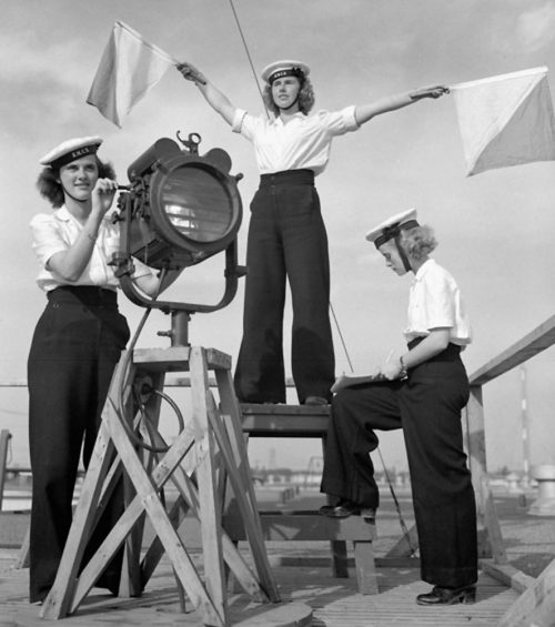 Женщины WRCNS в школе подготовки связистов. Квебек, сентябрь 1944 г.