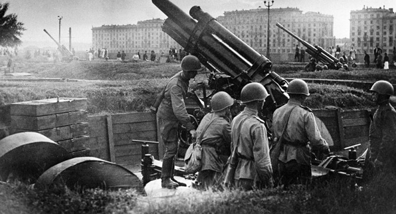 Зенитное орудие в городе. 1942 г.